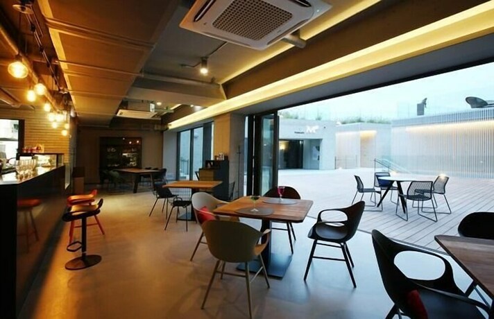 Imagen del bar/restaurante del Hotel The StarHue Resort. Foto 2