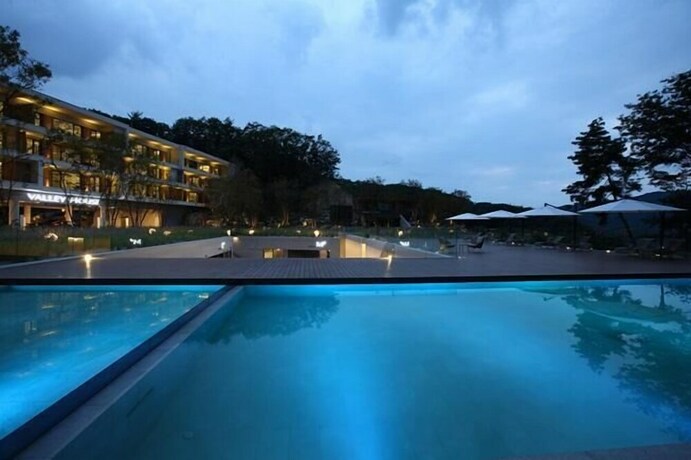 Imagen de la piscina del Hotel The StarHue Resort. Foto 17