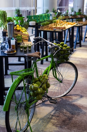 Imagen del bar/restaurante del Hotel The Stones - Legian, Bali - Marriott Autograph Collection. Foto 9