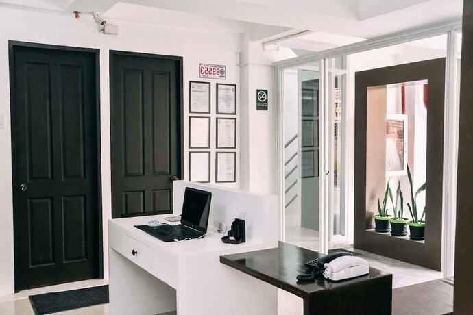 Imagen general del Hotel The Strand Suites and Dormitel. Foto 7