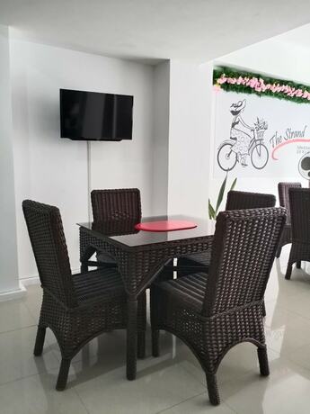 Imagen general del Hotel The Strand Suites and Dormitel. Foto 11