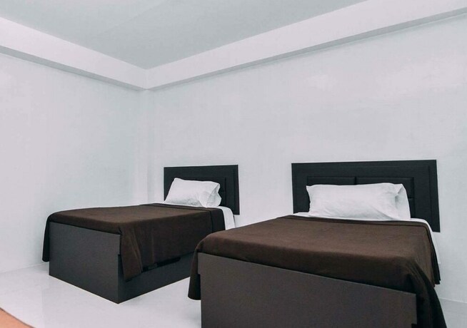 Imagen de la habitación del Hotel The Strand Suites and Dormitel. Foto 17