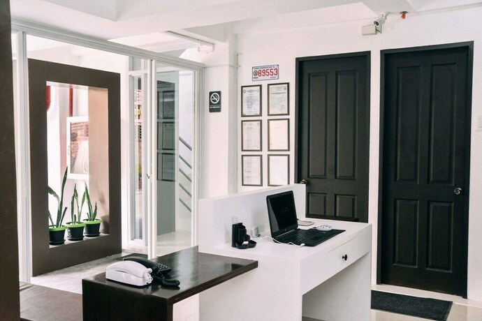 Imagen de los interiores del Hotel The Strand Suites and Dormitel. Foto 32