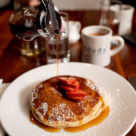 Imagen del bar/restaurante del Hotel The Study at Yale. Foto 4