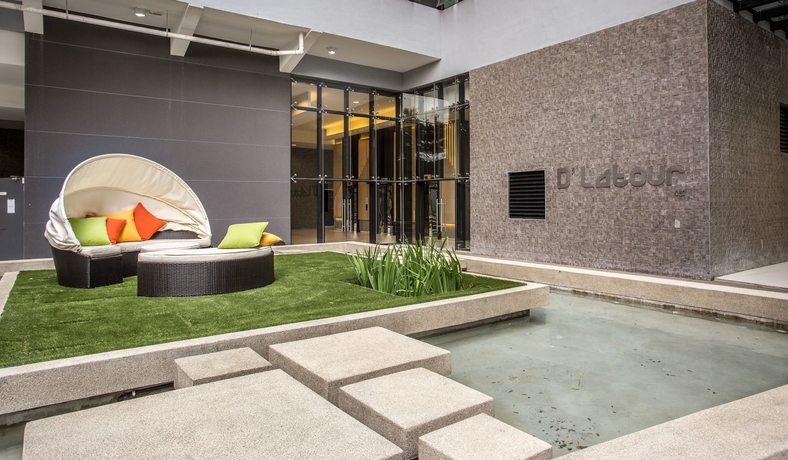 Imagen de los exteriores del Hotel The Suitel. Foto 10