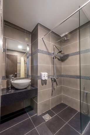Imagen de la habitación del Hotel The Suitel. Foto 6