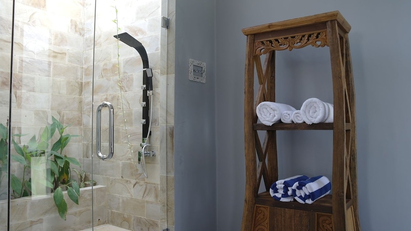 Imagen de la habitación del Hotel The Suites Lombok. Foto 13
