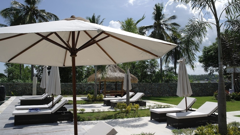Imagen de la piscina del Hotel The Suites Lombok. Foto 17