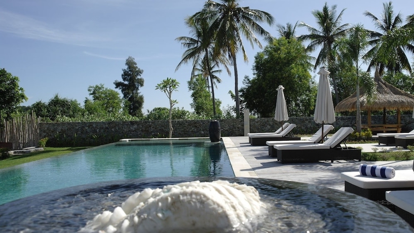 Imagen de la piscina del Hotel The Suites Lombok. Foto 18