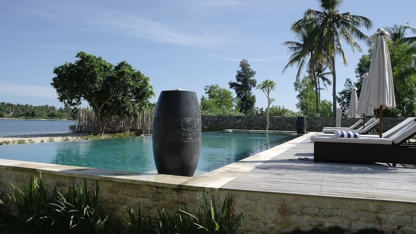 Imagen de la piscina del Hotel The Suites Lombok. Foto 19
