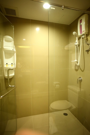 Imagen de la habitación del Hotel The Sunreno. Foto 10