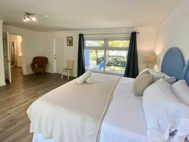 Imagen de la habitación del Hotel The Sunset Cove and Rainbow Room. Foto 2