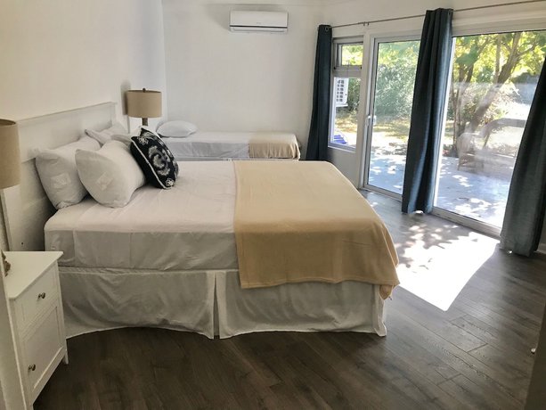 Imagen de la habitación del Hotel The Sunset Cove and Rainbow Room. Foto 5