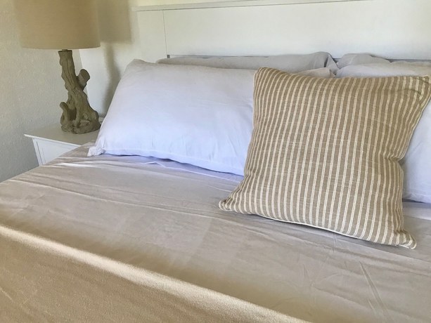 Imagen de la habitación del Hotel The Sunset Cove and Rainbow Room. Foto 8