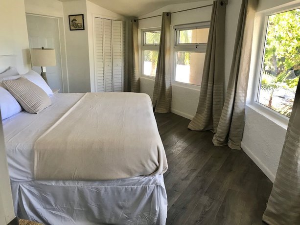 Imagen de la habitación del Hotel The Sunset Cove and Rainbow Room. Foto 15