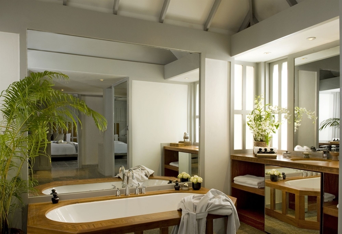 Imagen de la habitación del Hotel The Surin Phuket. Foto 11