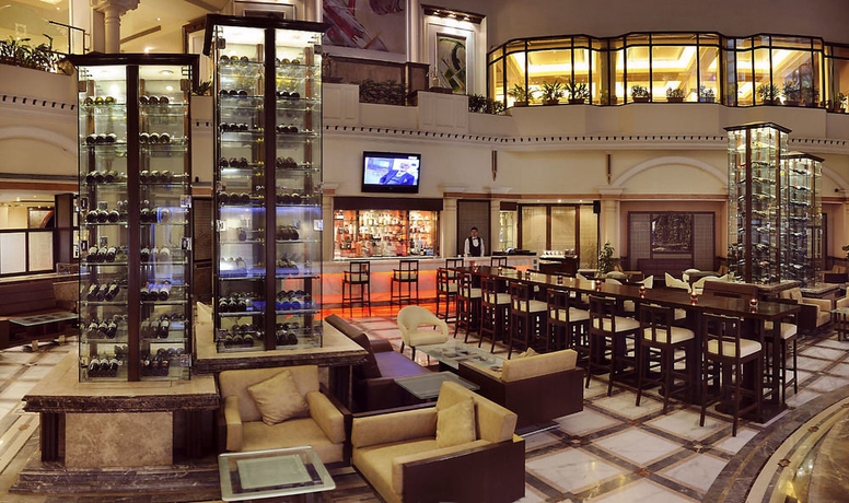 Imagen del bar/restaurante del Hotel The Suryaa New Delhi. Foto 14