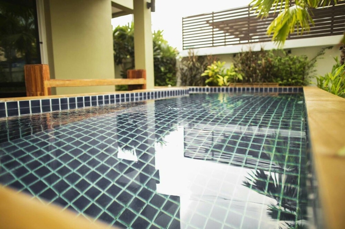 Imagen de la piscina del Hotel The Suvarnabhumi Apartment. Foto 16