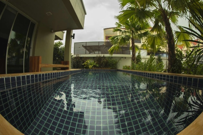 Imagen de la piscina del Hotel The Suvarnabhumi Apartment. Foto 17