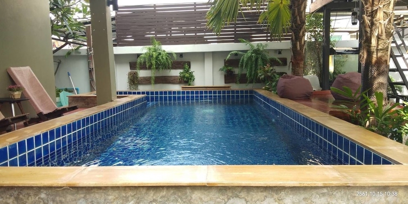 Imagen de la piscina del Hotel The Suvarnabhumi Apartment. Foto 18