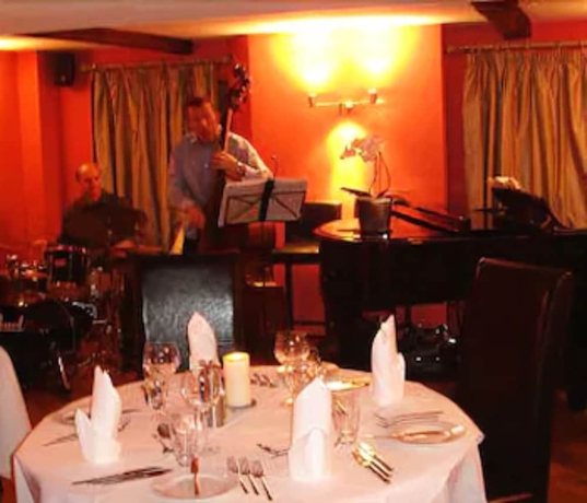 Imagen del bar/restaurante del Hotel The Swan Inn. Foto 4