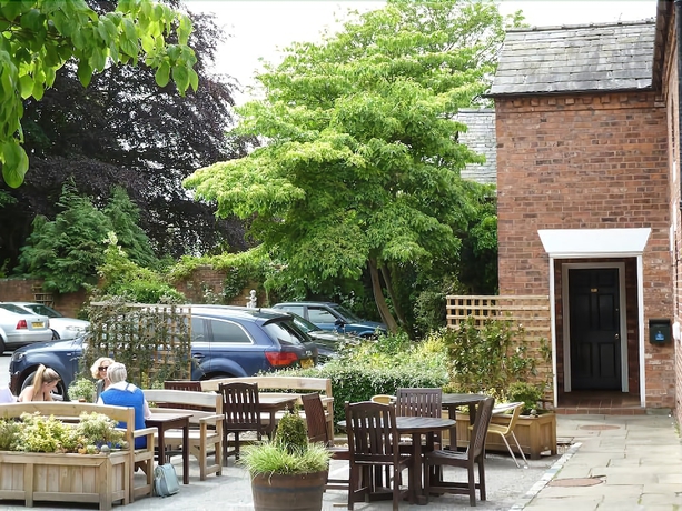 Imagen de los exteriores del Hotel The Swan Tarporley. Foto 16