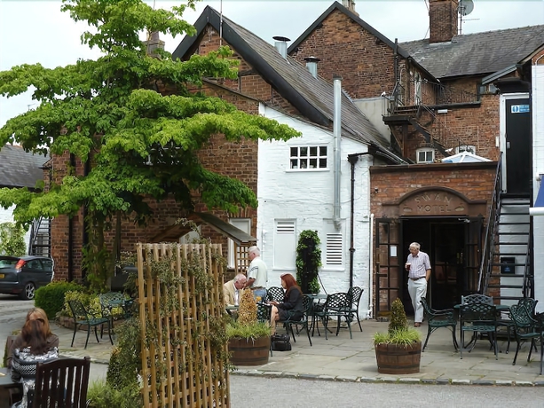 Imagen de los exteriores del Hotel The Swan Tarporley. Foto 17