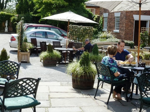Imagen de los exteriores del Hotel The Swan Tarporley. Foto 18