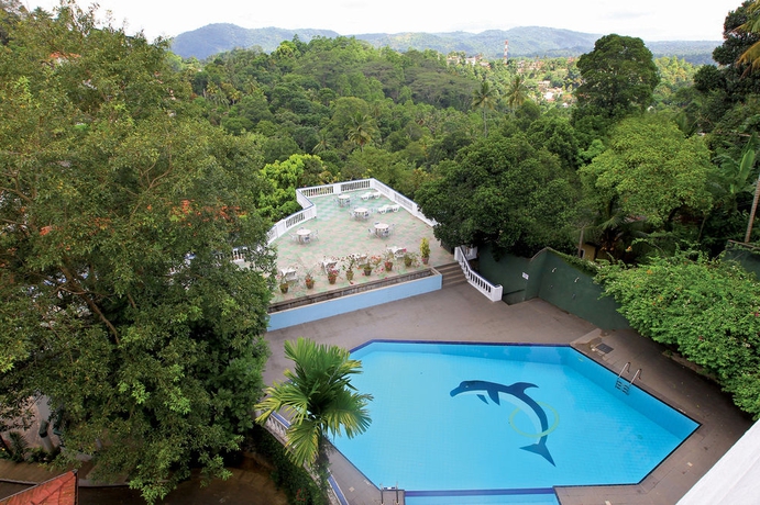 Imagen de la piscina del Hotel The Swiss Residence. Foto 16