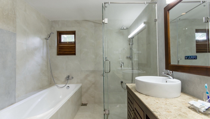 Imagen de la habitación del Hotel The Swiss Residence. Foto 11