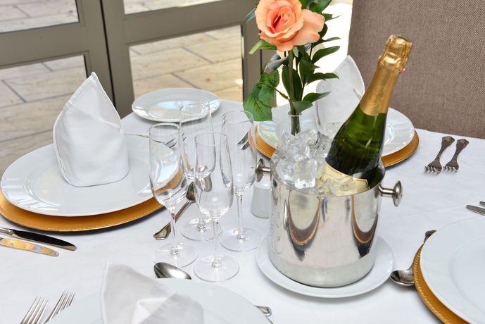 Imagen del bar/restaurante del Hotel The Syrene Boutique. Foto 2