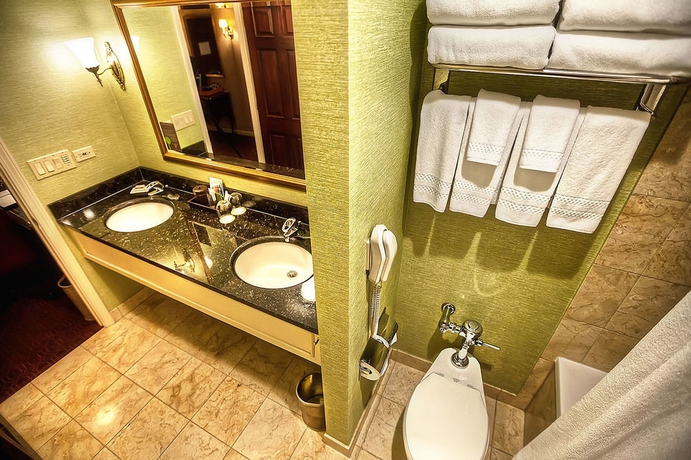 Imagen de la habitación del Hotel The Talbott. Foto 4