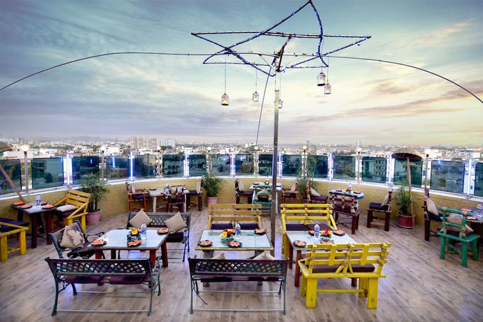 Imagen del bar/restaurante del Hotel The Theme Jaipur. Foto 5
