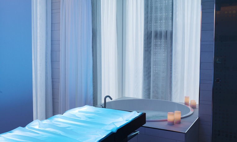 Imagen de la piscina del Hotel The Thief. Foto 16