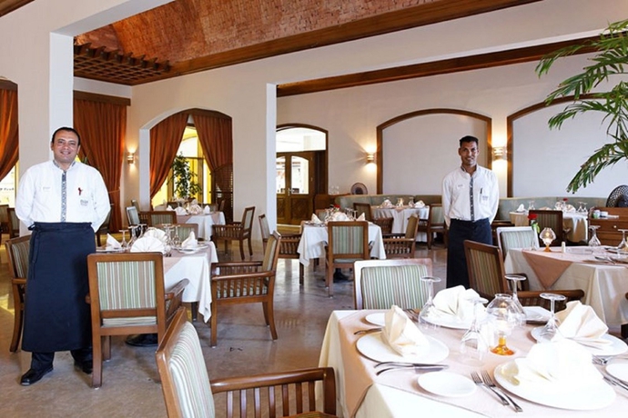 Imagen del bar/restaurante del Hotel The Three Corners Fayrouz Plaza Beach Resort. Foto 3