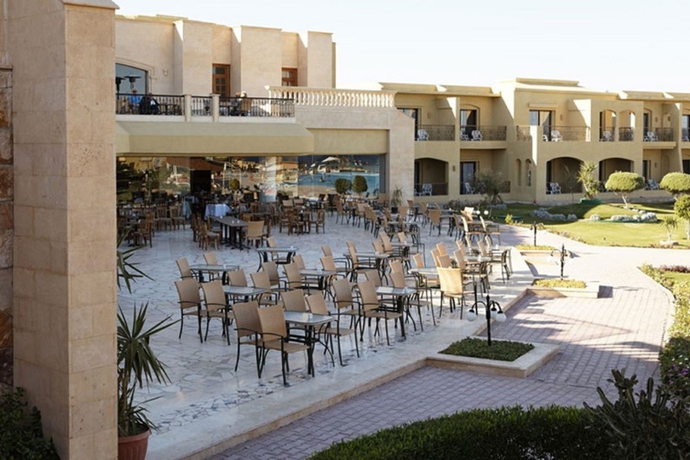 Imagen del bar/restaurante del Hotel The Three Corners Fayrouz Plaza Beach Resort. Foto 5