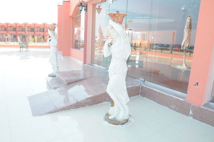 Imagen general del Hotel The Three Corners Happy Life Beach Resort. Foto 8