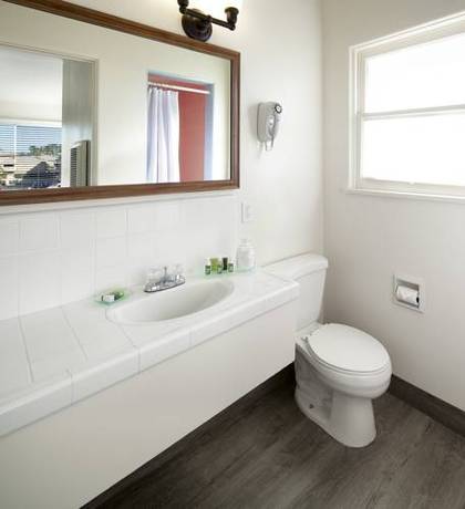 Imagen de la habitación del Hotel The Tides Oceanview Inn and Cottages. Foto 8