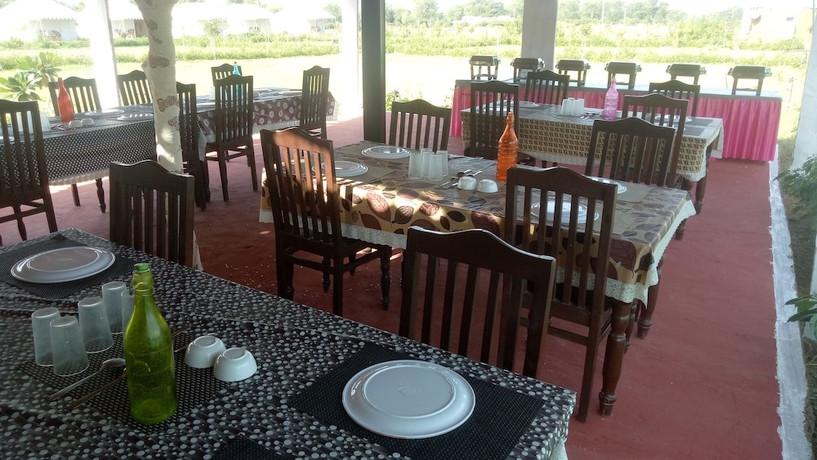 Imagen del bar/restaurante del Hotel The Tiger Hill Sariska Resort. Foto 5