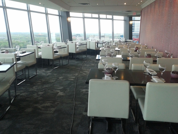 Imagen del bar/restaurante del Hotel The Tower Fallsview. Foto 4