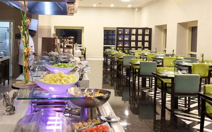 Imagen del bar/restaurante del Hotel The Tower Plaza. Foto 4