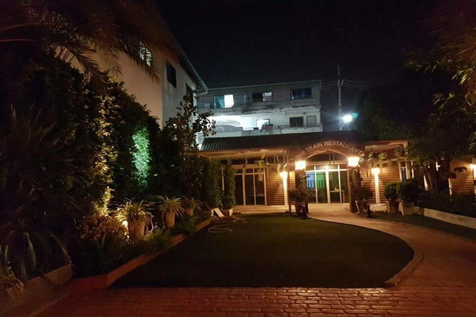 Imagen de los exteriores del Hotel The Train Resort. Foto 7