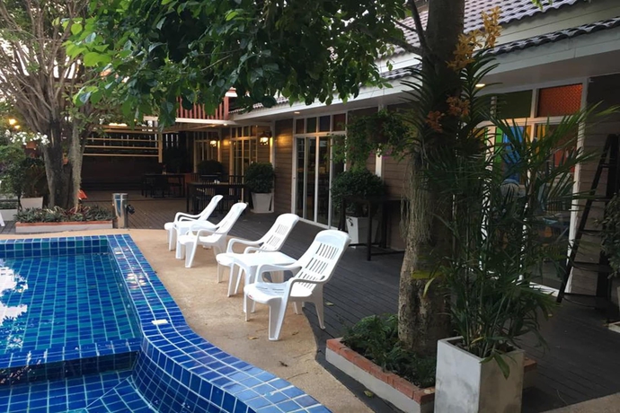 Imagen de la piscina del Hotel The Train Resort. Foto 15