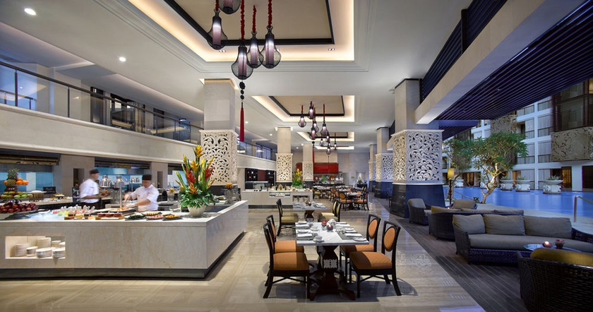 Imagen del bar/restaurante del Hotel The Trans Resort Bali. Foto 3