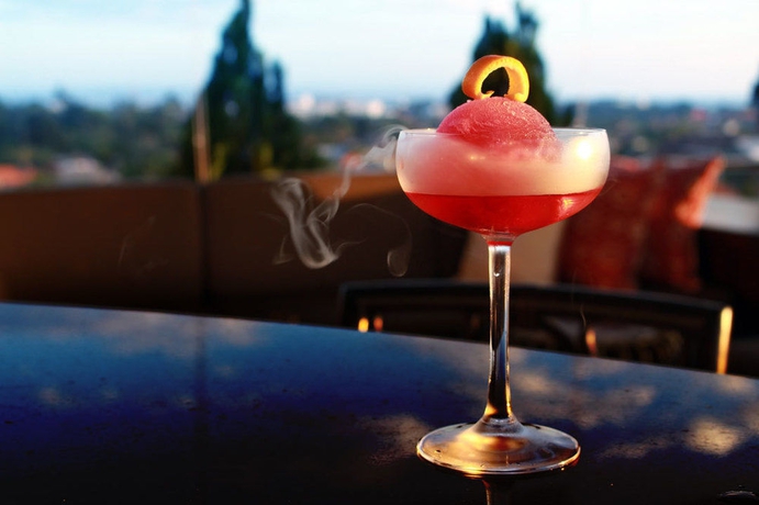 Imagen del bar/restaurante del Hotel The Trans Resort Bali. Foto 6