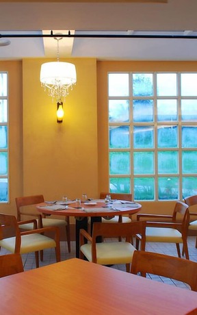 Imagen del bar/restaurante del Hotel The Treasure Land Resort. Foto 6