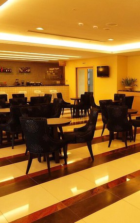 Imagen del bar/restaurante del Hotel The Treasure Land Resort. Foto 7
