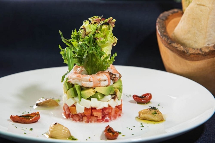 Imagen del bar/restaurante del Hotel The Tree Riverside Resort Kaeng Krachan. Foto 4