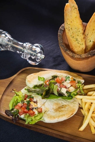 Imagen del bar/restaurante del Hotel The Tree Riverside Resort Kaeng Krachan. Foto 5