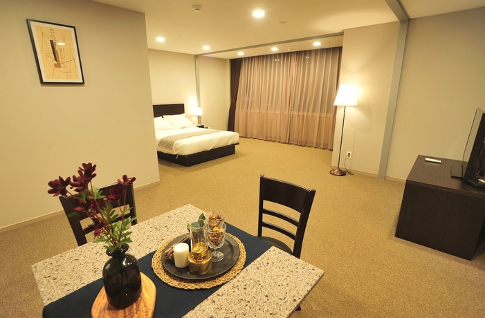 Imagen de la habitación del Hotel The Triny Urban Suites. Foto 6